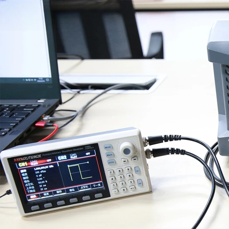 機能信号発生器 UTG932E UTG962E 30MHz  - Dual Channel Arbitrary Waveform Function Generator 60Mhz のレビューと価格